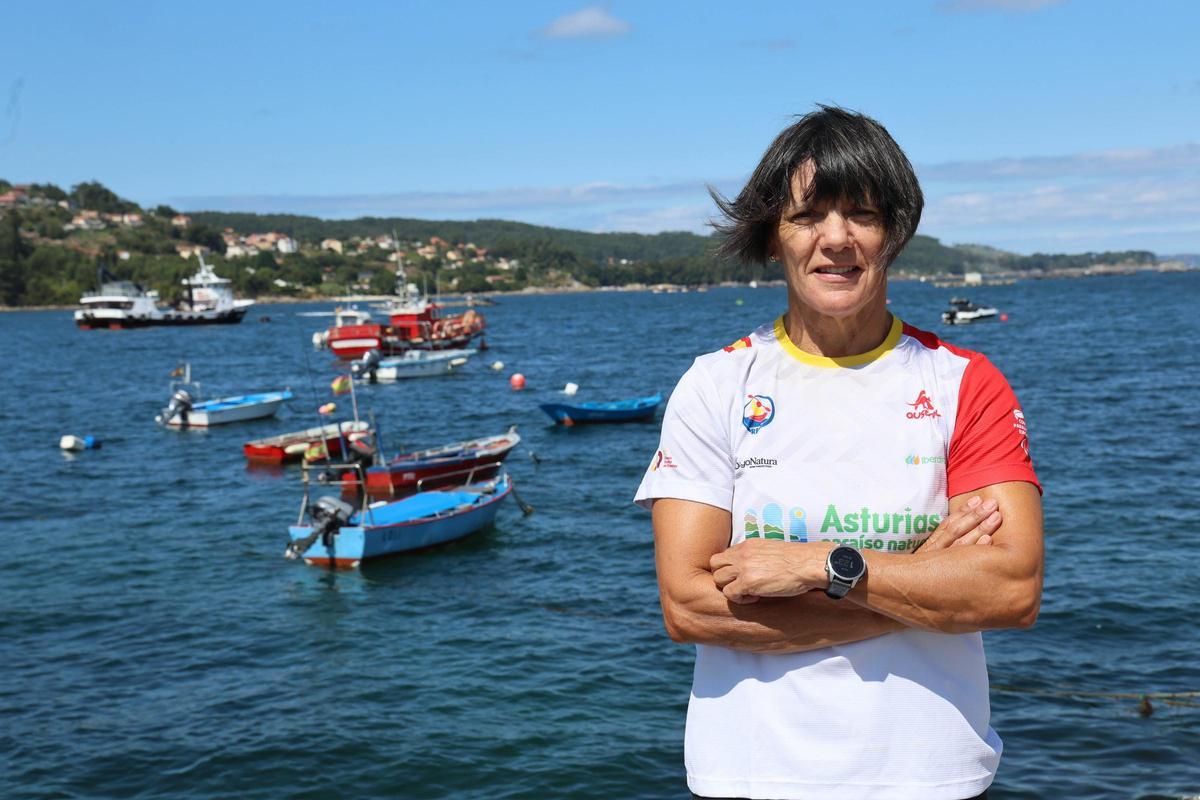 Araceli Menduiña, ayer con la Ría de Aldán al fondo.