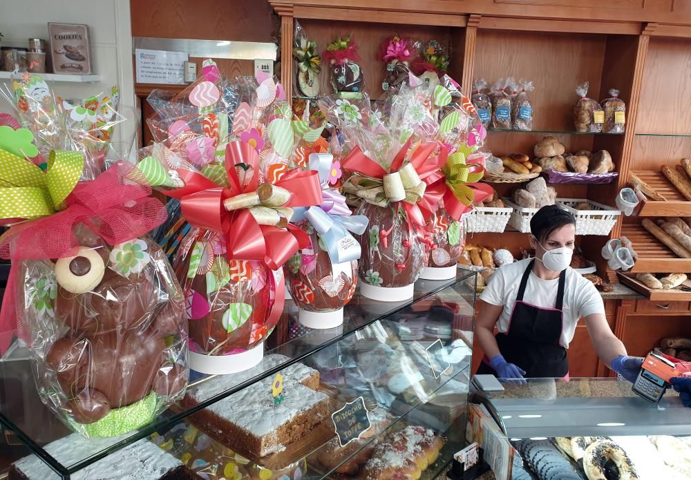 Roscones, huevos de chocolate y mascarillas en la pastelería Niza. // Marta G. Brea