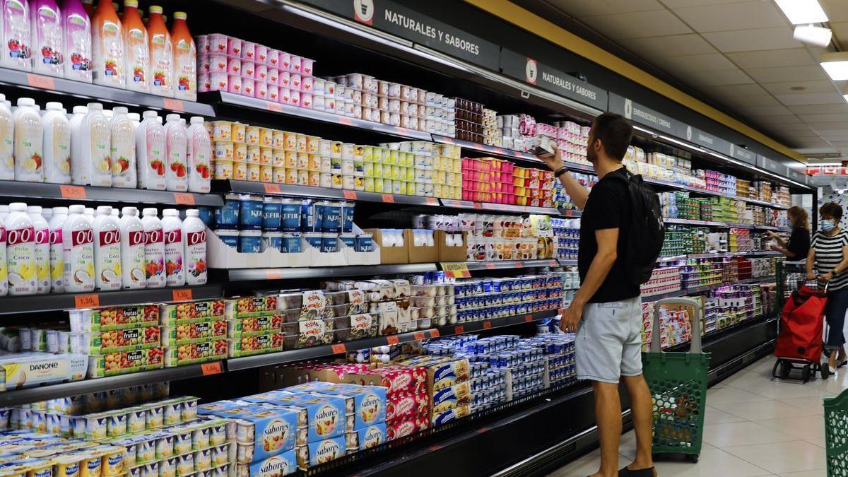 Un lineal de alimentos en un supermercado.