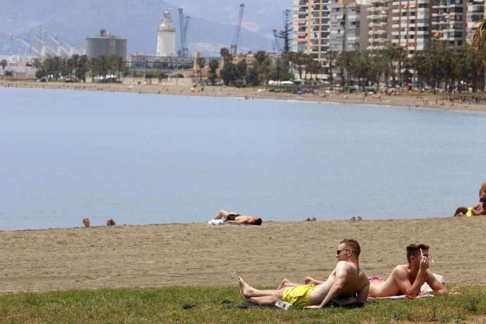 Los malagueños se lanzan a la playa