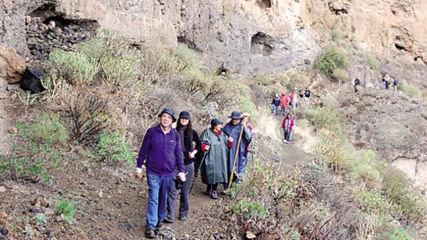 Participantes en la excursión en las cuevas de Acusa.