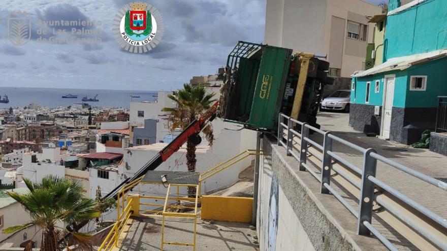 Un camión vuelca sobre una valla en Las Palmas de Gran Canaria