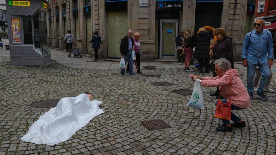 La escultura de una mujer acostada en plena calle sorprende a los peatones en Vilagarcía