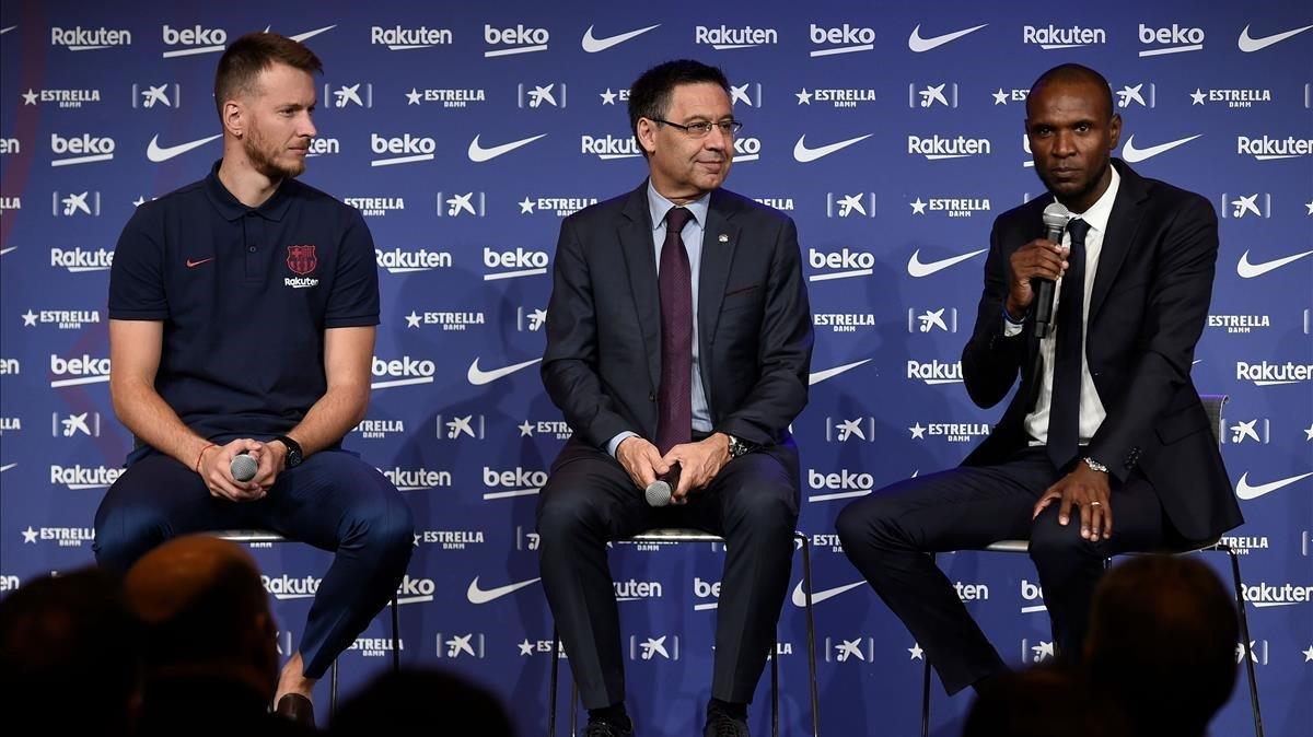 aguasch49000821 barcelona s new brazilian goalkeeper neto  l  listens to the190709133113