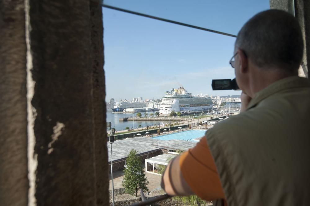 La ciudad registra un nuevo récord de visitantes, entre turistas y tripulación, con el atraque de 'Independence of the Seas', 'Koningsdam' y 'Mein Schiff' en el puerto de A Coruña.