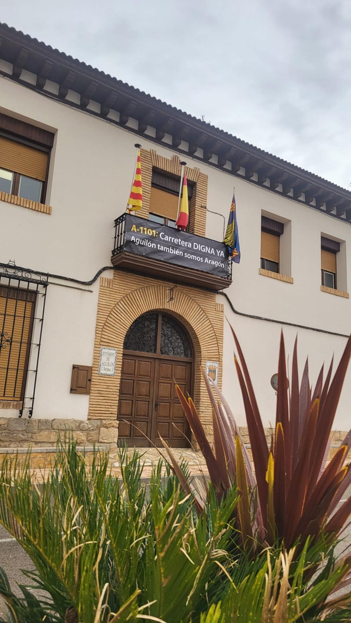 La pancarta colocada en el ayuntamiento.
