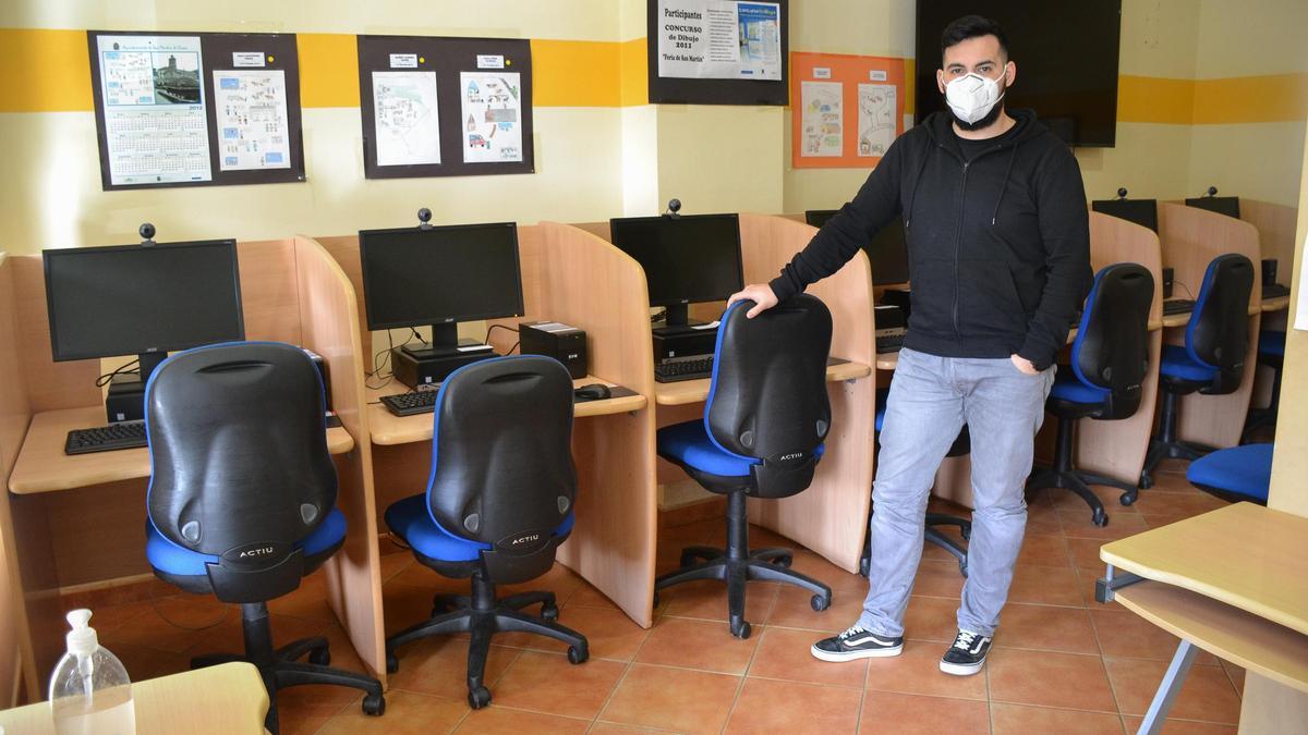 Mario Martínez, al frente del telecentro y biblioteca de San Martín de Oscos