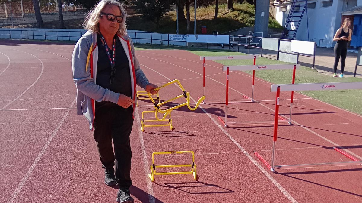 Toni Puig ordena las vallas en un entrenamiento de Quique Llopis en la pista de atletismo de Gandia.