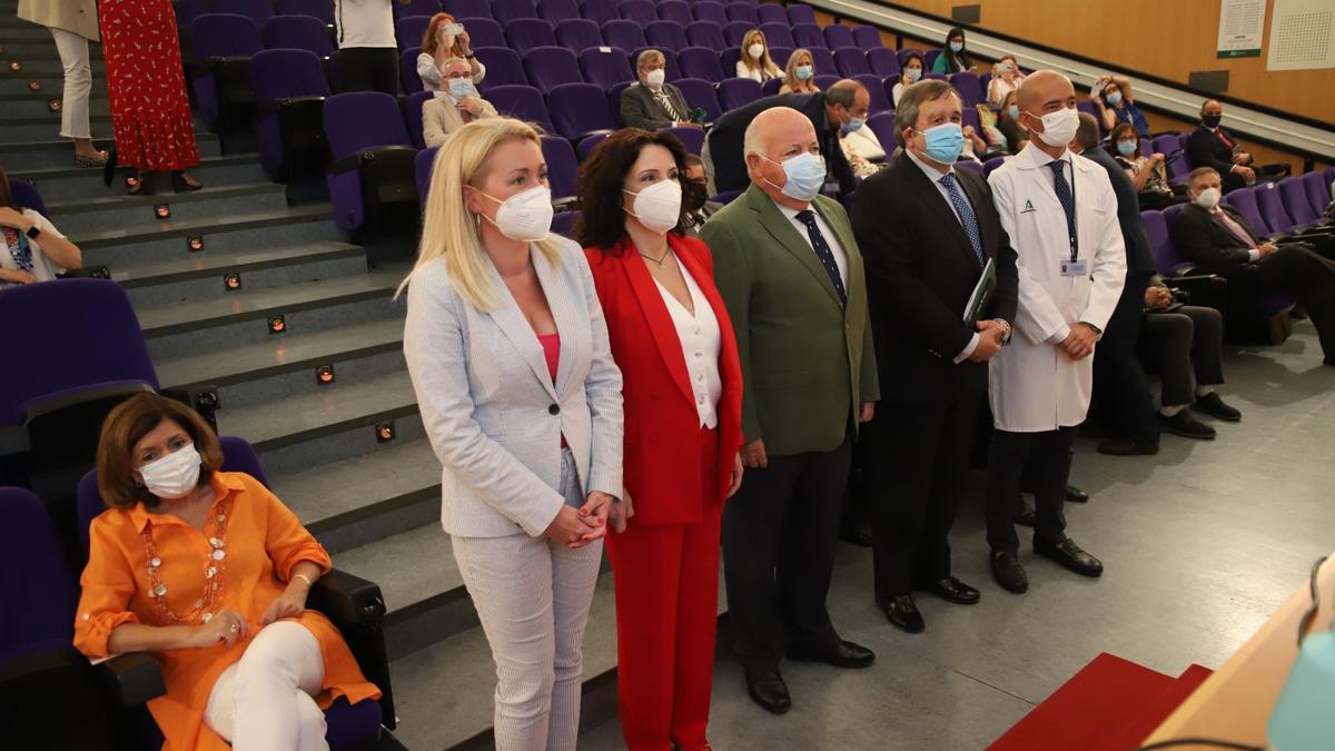 Foto de familia de los asistentes al acto de entrega celebrado en el salón de actos del Hospital Reina Sofía.