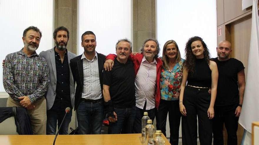 Carmela Silva (tercera dcha.) y leal (tercero izd.) con los miembros de la película en la Diputación. // FDV