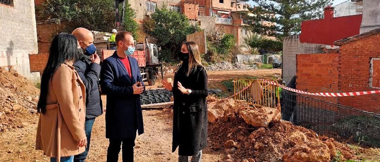 La alcaldesa y varios ediles del gobierno municipal en las obras en curso.