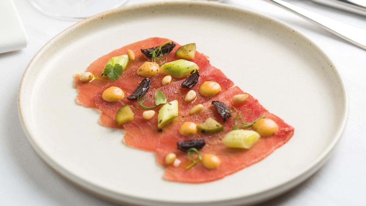 Carpacho de atún con 'calçots' asados y salsa romesco del menú de San Valentín de Bar Veraz.