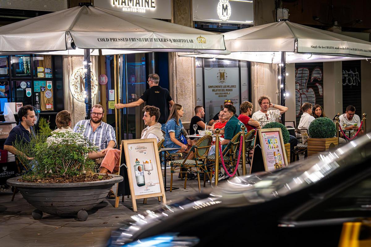 Una terraza en la calle del Rec, junto al paseo del Born, en Barcelona.