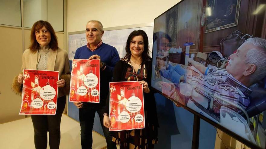 Por la izquierda, Carmen Muñoz, Carlos Vigil y Yolanda Alonso, ayer, durante la presentación del maratón que organizan los donantes de sangre.