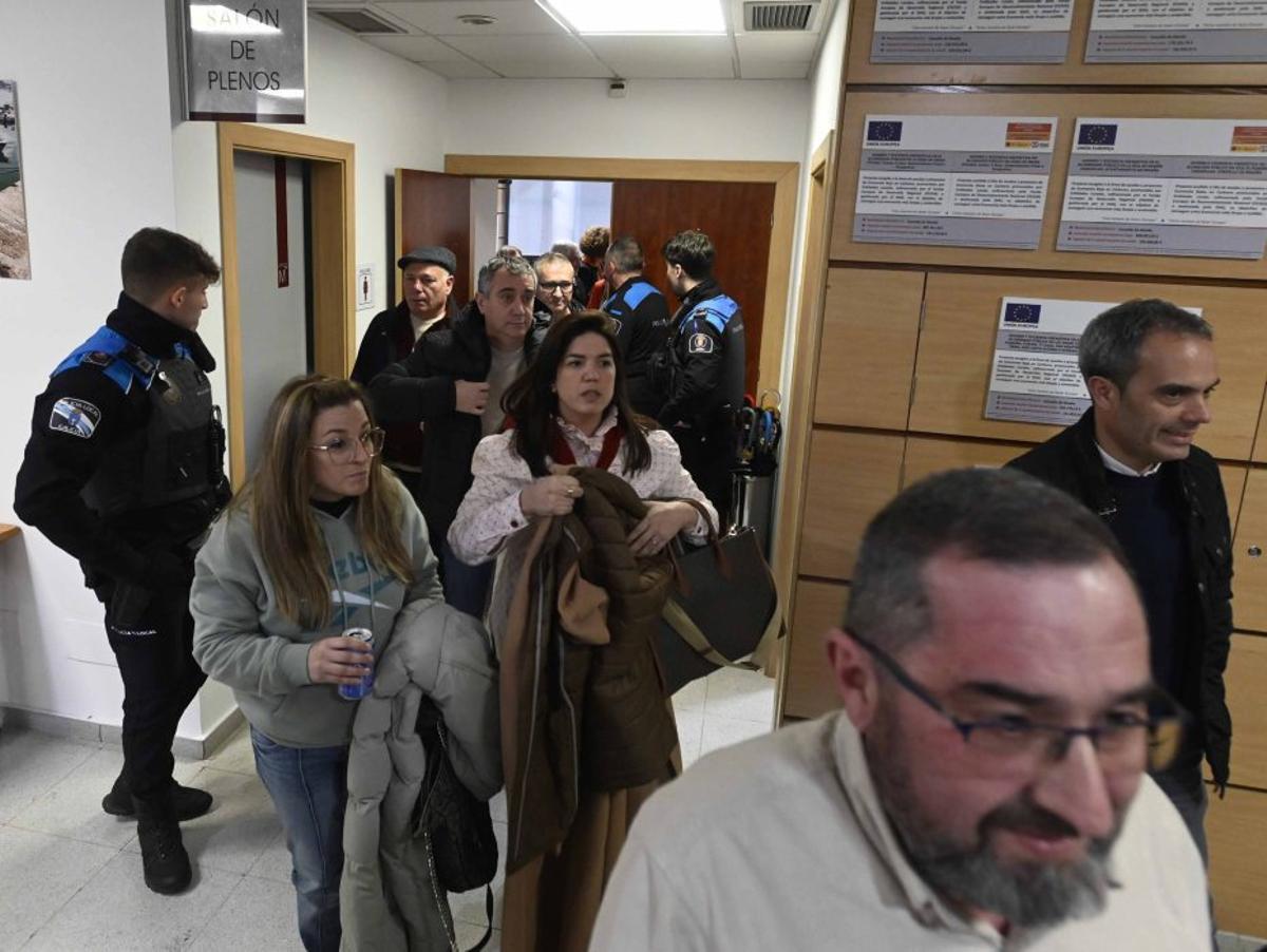 Ediles del PP abandonando la sesión que aprobó la subida de la tasa. | P.H.G.