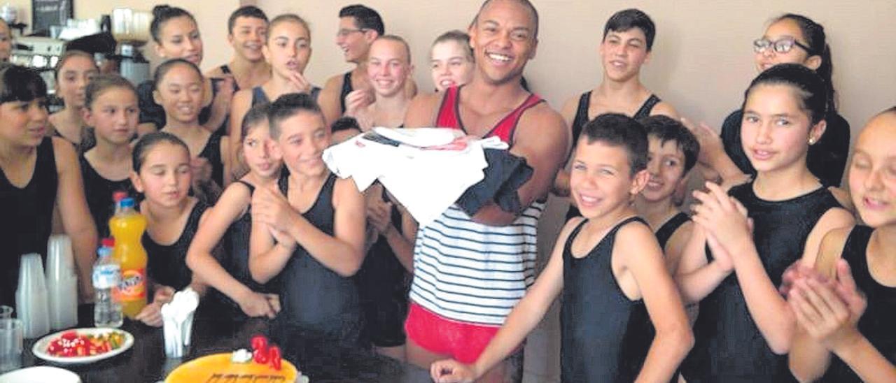 Ray Zapata, en el centro de la imagen, sostiene la equipación del club en la celebración de un cumpleaños en las instalaciones del Club de Gimnasia Isla de Lanzarote.