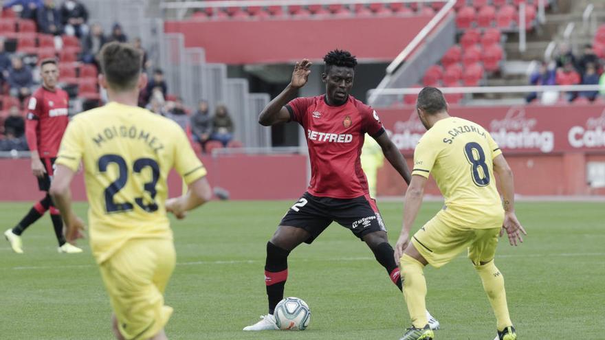 Idrissu Baba protege el balÃ³n en el encuentro ante el Villarreal.