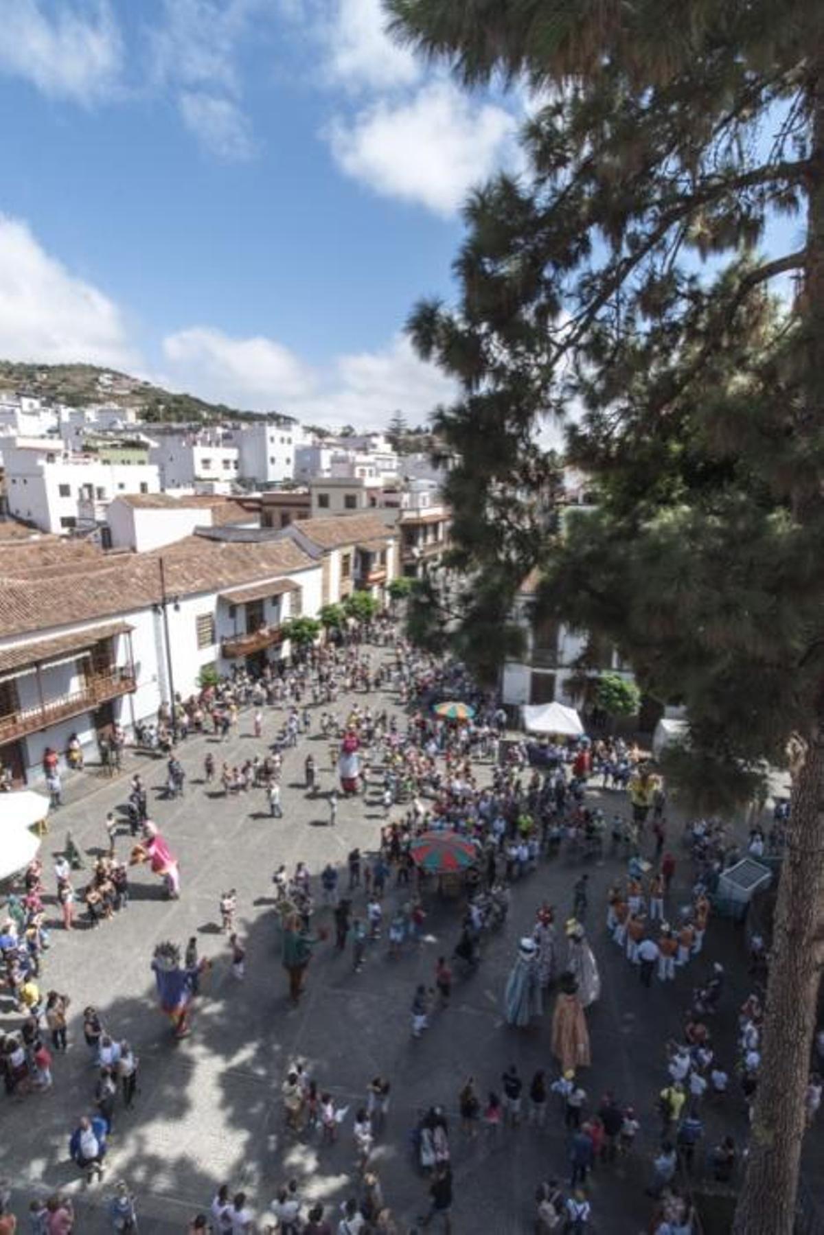 Fiestas del Pino en Teror: Subida de la Bandera en la Basílica