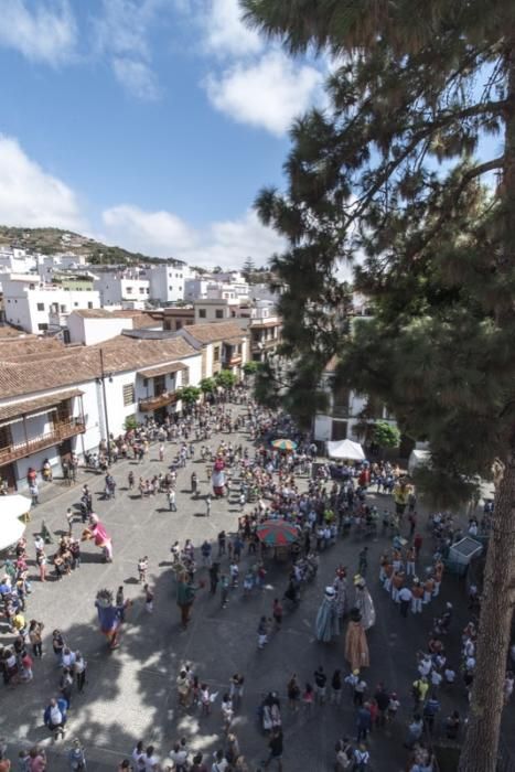 Fiestas del Pino en Teror: Subida de la Bandera en la Basílica