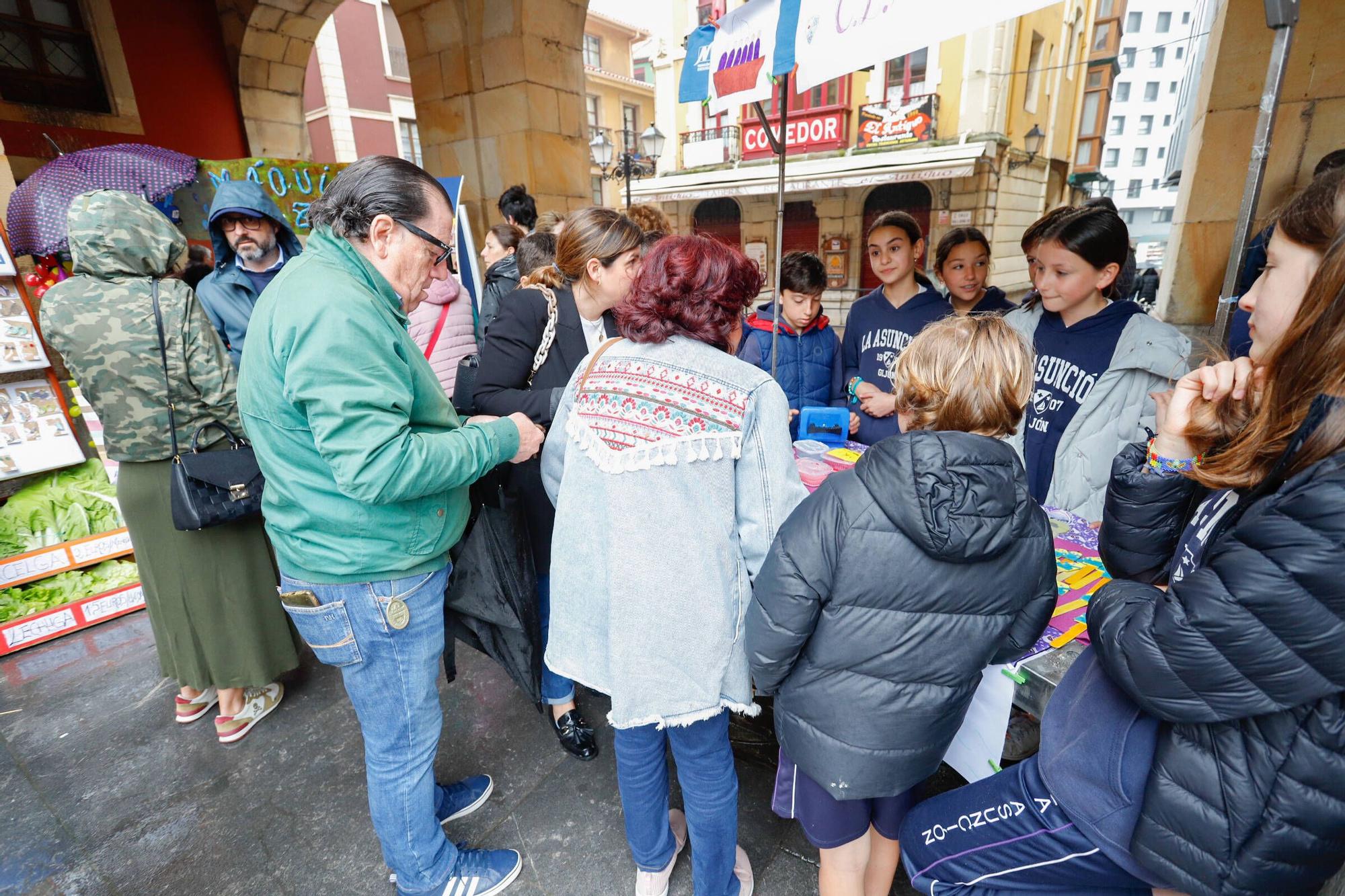 Tenderetes de emprendimiento en la plaza Mayor de Gijón (en imágenes)