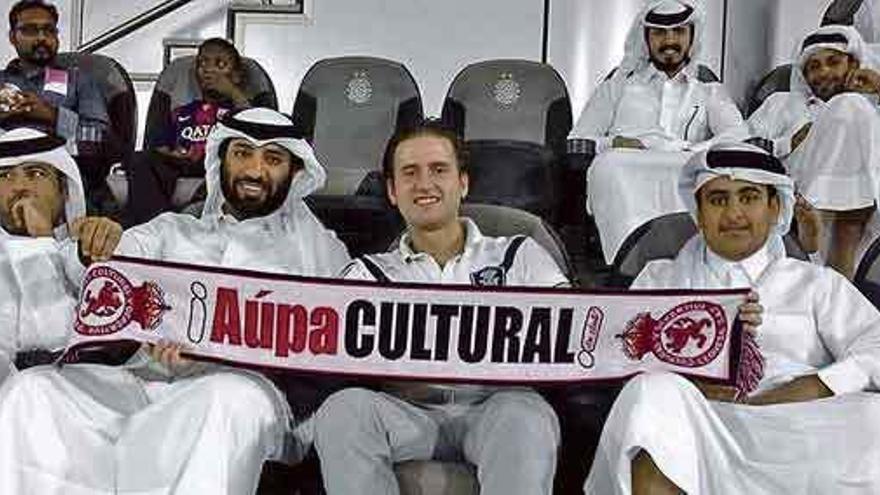 Representantes de la Academia Aspire de Qatar con una bufanda de la Cultural Leonesa.