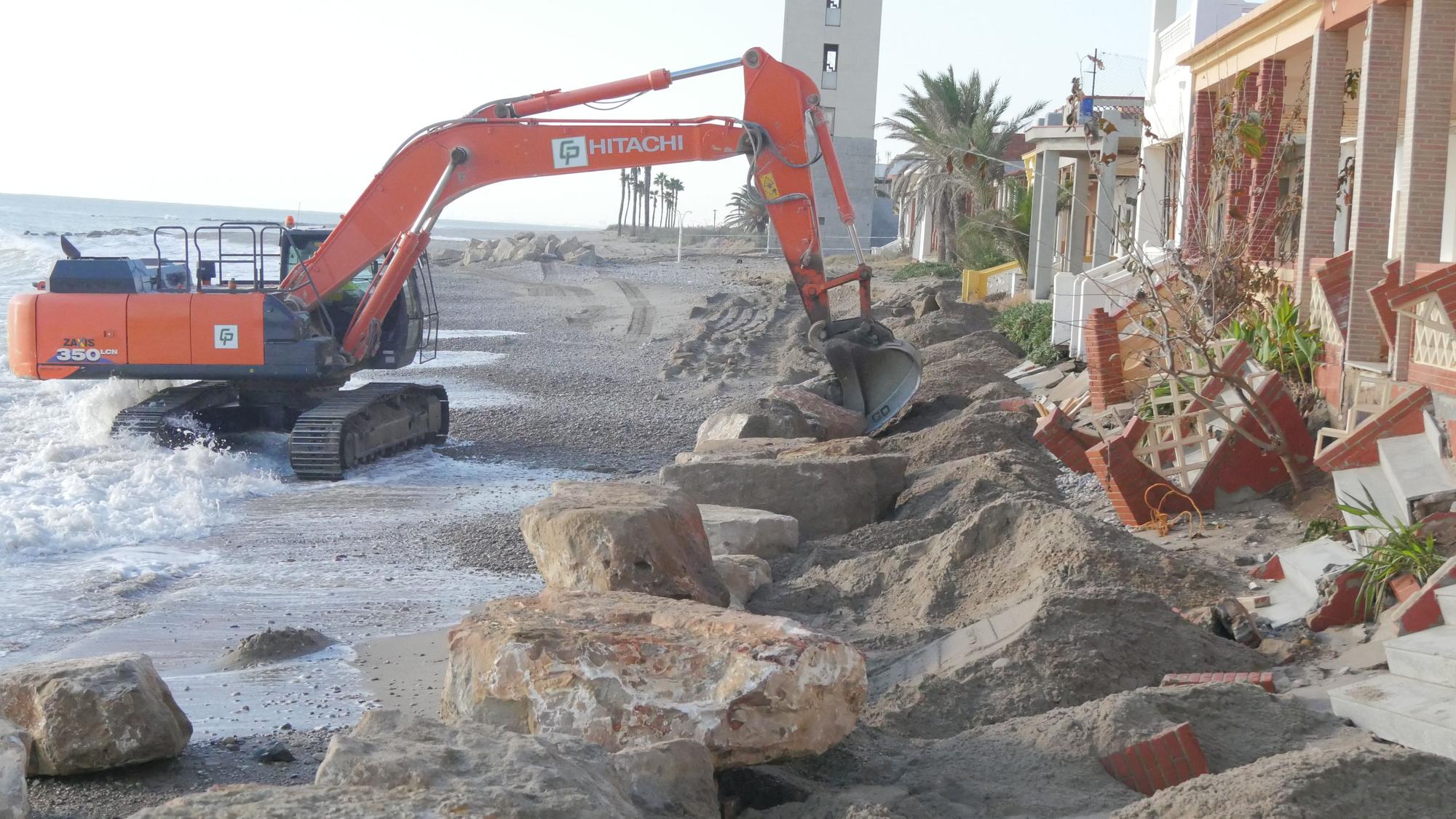 Nules no espera a Costas y actúa para proteger las viviendas de primera línea de playa