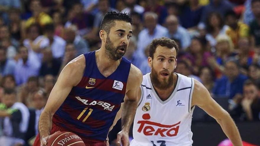 Navarro con el balón, perseguido por Sergio Rodríguez.