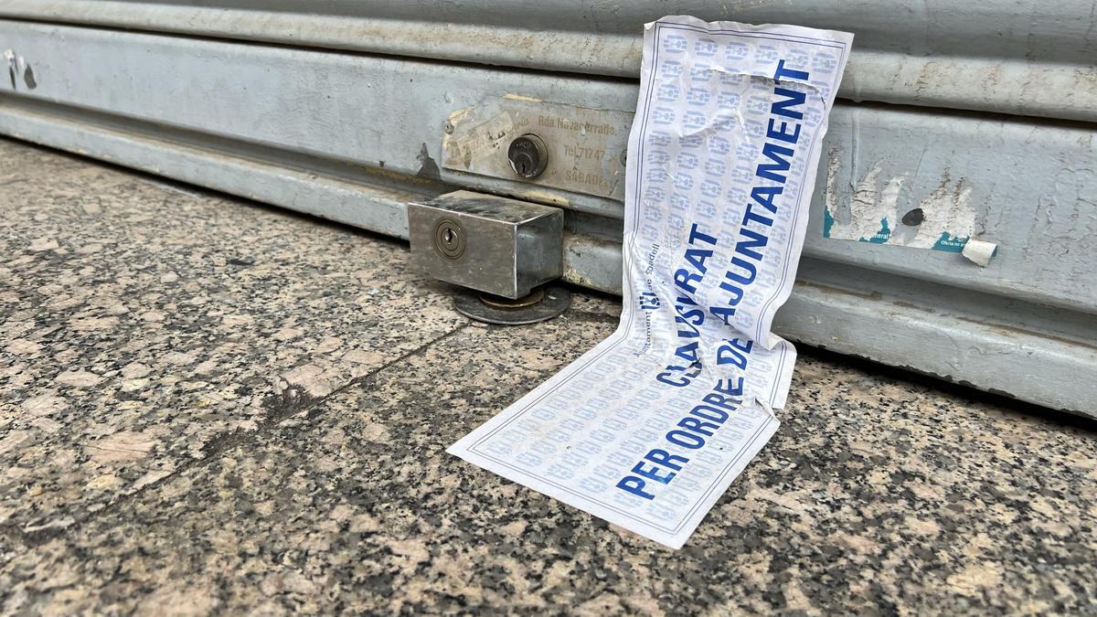 Precinte municipal en un local ocupat a Sabadell