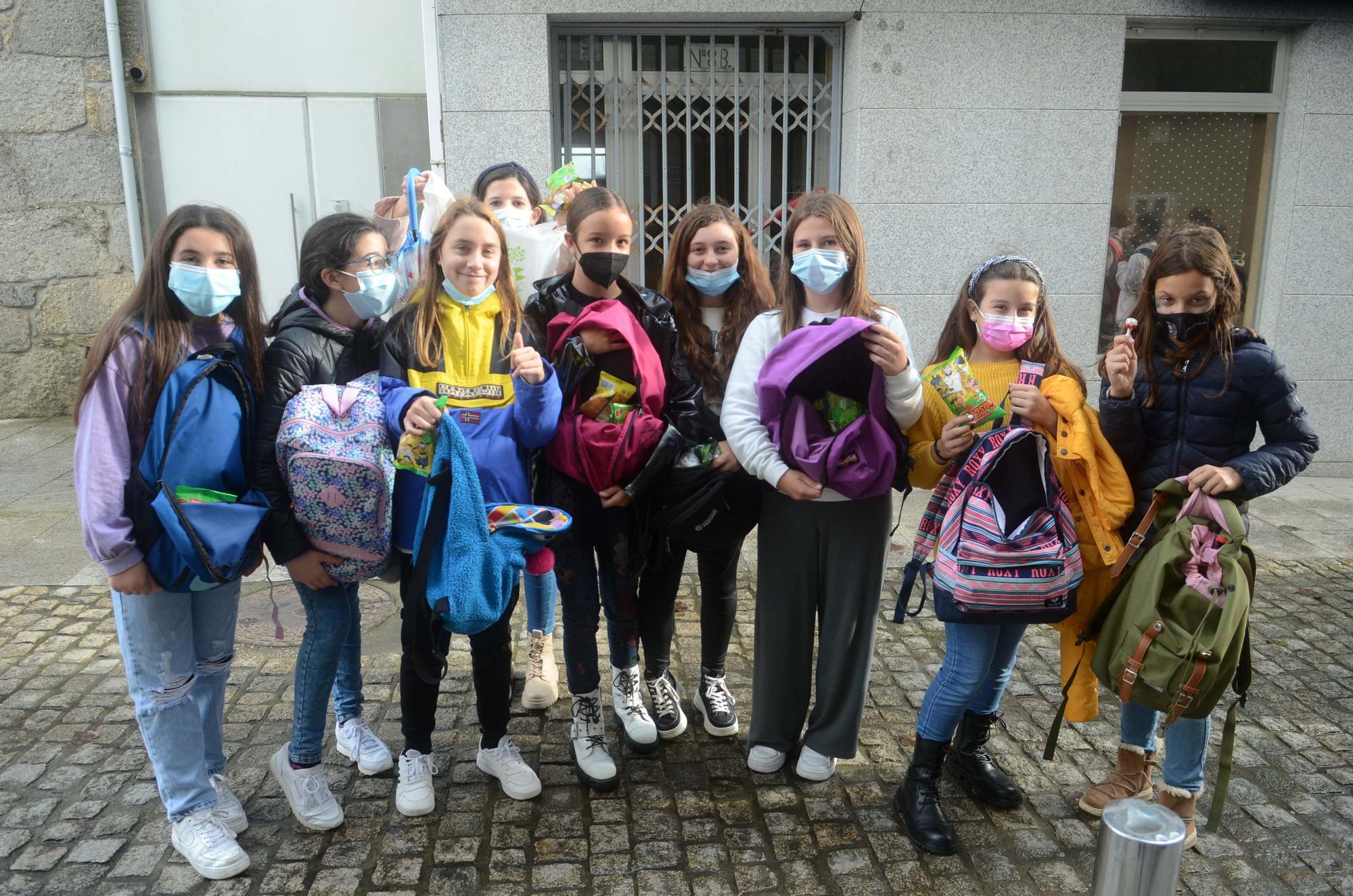 Los niños de A Illa mantienen vivo el "Día de Pedir"