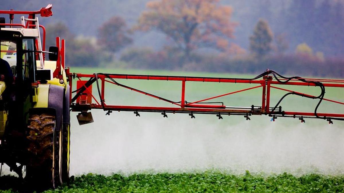 Fotografía de archivo de un granjero utilizando pesticidas.