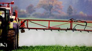 Fotografía de archivo de un granjero utilizando pesticidas.