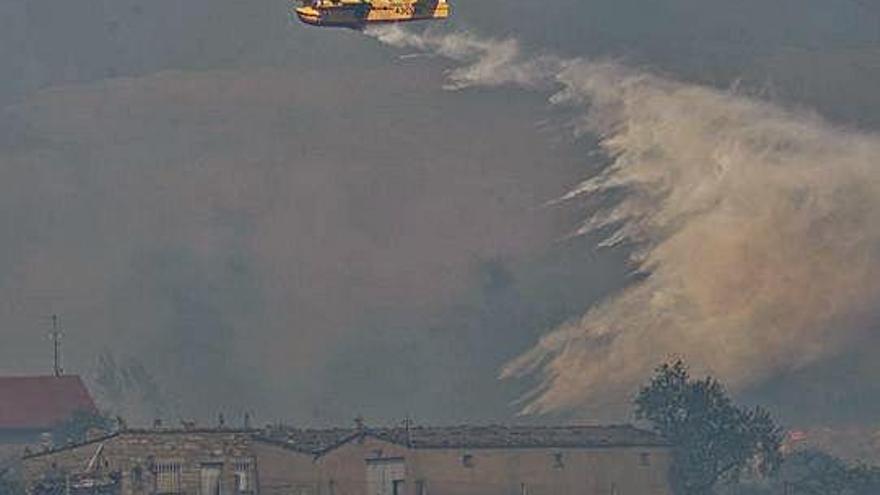 Actuación de un hidroavión en un incendio en Arribes.