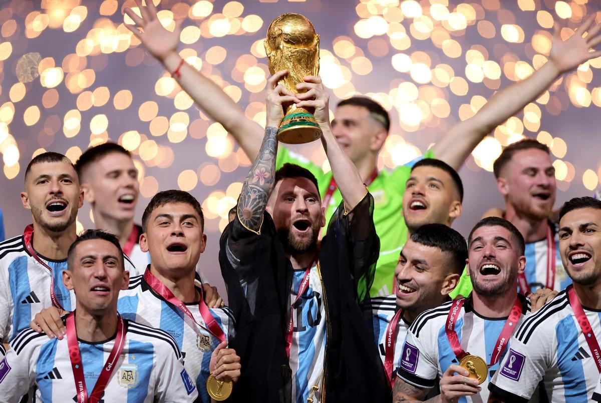 Lusail (Qatar), 18/12/2022.- Lionel Messi de Argentina levanta el trofeo tras ganar la final de la Copa Mundial de la FIFA 2022 entre Argentina y Francia en el estadio de Lusail, Lusail, Qatar, 18 de diciembre de 2022. (Mundial de Fútbol, ​​Francia, Estados Unidos, Qatar) EFE/EPA/Friedemann Vogel