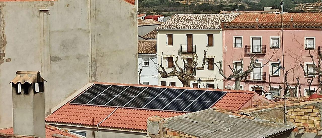 Las placas fotovoltaicas de la vivienda de Montesinos, en Chera.  | LEVANTE-EMV