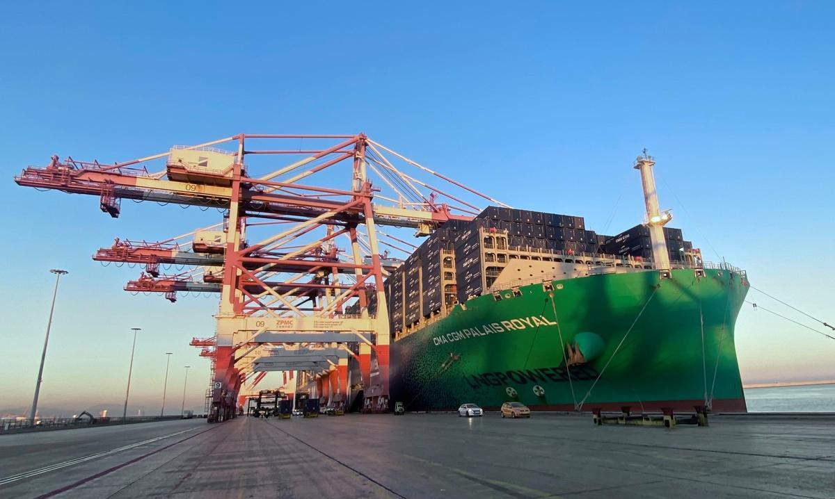 El CMA CGM Palais Royal atracado en la terminal Hutchison Ports Best del Puerto de Barcelona