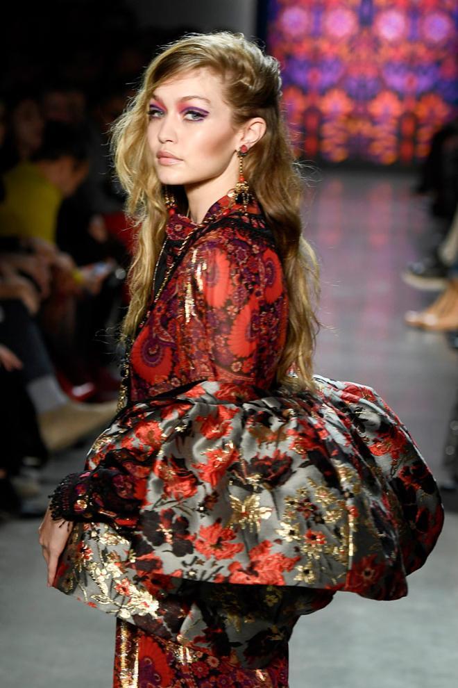 Gigi Hadid, de rojo en el desfile de Anna Sui en Nueva York