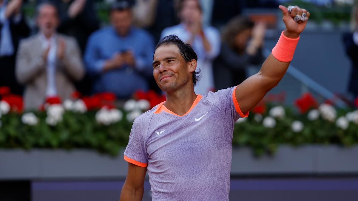El tenista español Rafael Nadal celebra su victoria ante el estadounidense Darwin Blanch en el partido de este jueves del Mutua Madrid Open disputado en la Caja Mágica