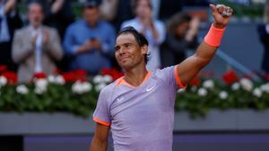 El tenista español Rafael Nadal celebra su victoria ante el estadounidense Darwin Blanch en el partido de este jueves del Mutua Madrid Open disputado en la Caja Mágica