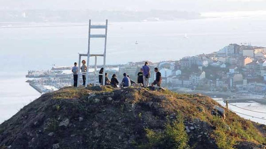 Muchos curiosos subieron ayer hasta el Monte de A Torre, en Meira, para ver la silla gigante que se instaló de forma anónima.  // Gonzalo N.