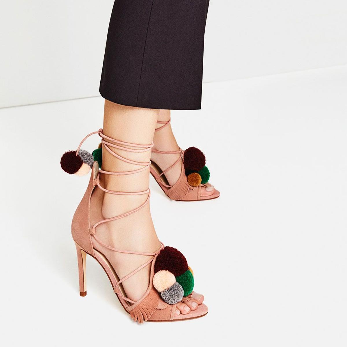 Sandalias de pompones de Zara