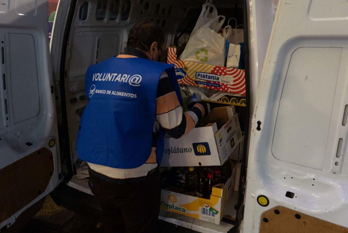 Un voluntario del Banco de Alimentos de Zamora coloca los productos donados. | José Luis Fernández