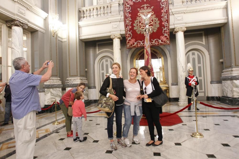 Visita a la Real Senyera en el Ayuntamiento