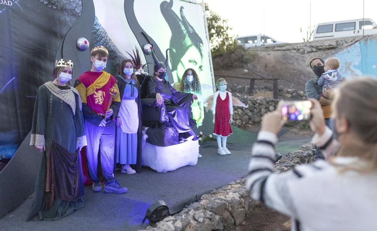 Recreación de los personajes de la película ‘Maléfica’ que participaron en la inauguración de la Ciudad de la Navidad, ayer. | | FUSELLI