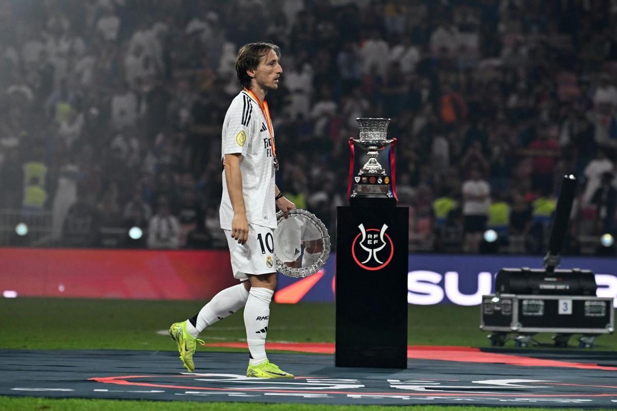 Luka Modric pasa delante de la Supercopa de España que el Real Madrid perdió contra el FC Barcelona.