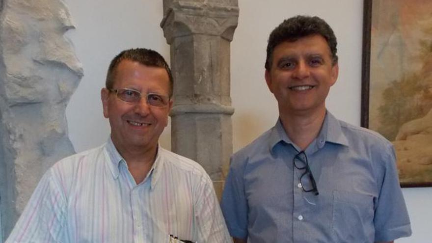 Ramon Sanllehí i el seu successor, Lluís Pagès, ahir a la tarda, a la recepció del Centre Internacional d&#039;Espiritualitat Ignasiana (CIEI)
