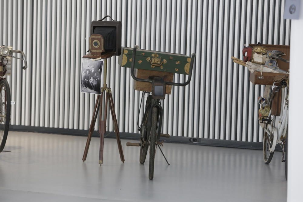 Exposición de bicicletas en la antigua estación de