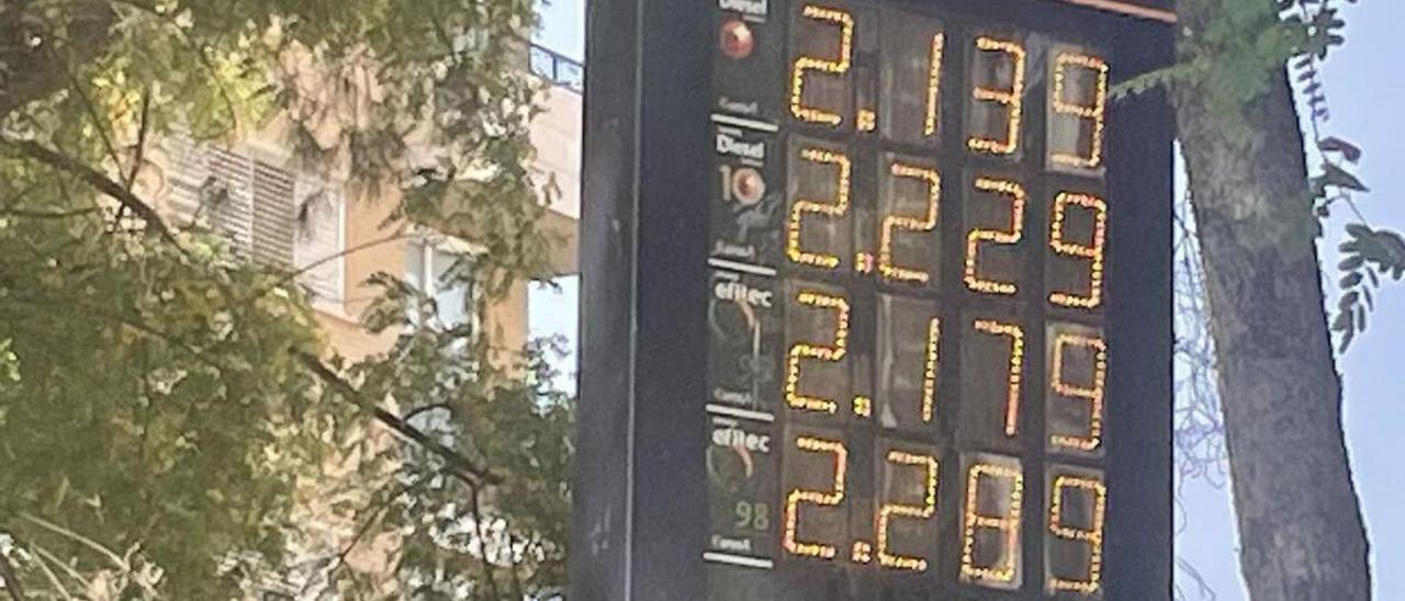 Precios de los carburantes en una gasolinera de Murcia, que superan los dos euros.