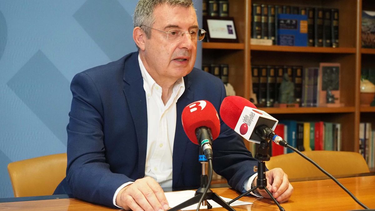 Miquel Noguer, alcalde de Banyoles, durant la roda de premsa d'avui.