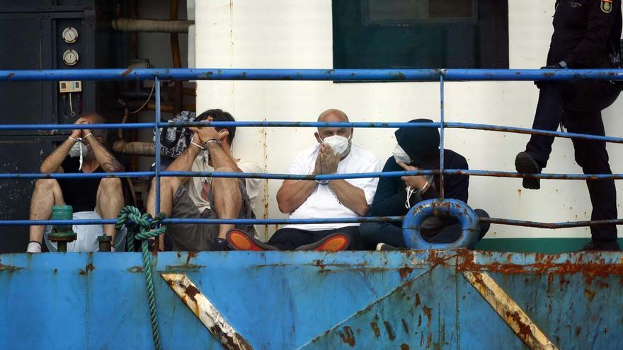 Cinco detenidos en un pesquero con droga apresado al sur de Canarias