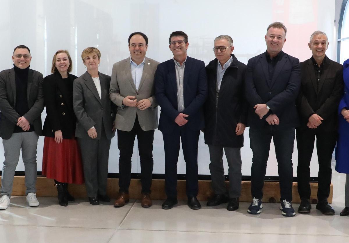 Pérez Llorca, flanqueado por Jorge Rodríguez, Marian Cano, Natàlia Enguix, Pepe Serna, Pepe Pla y Paco Sanfélix.